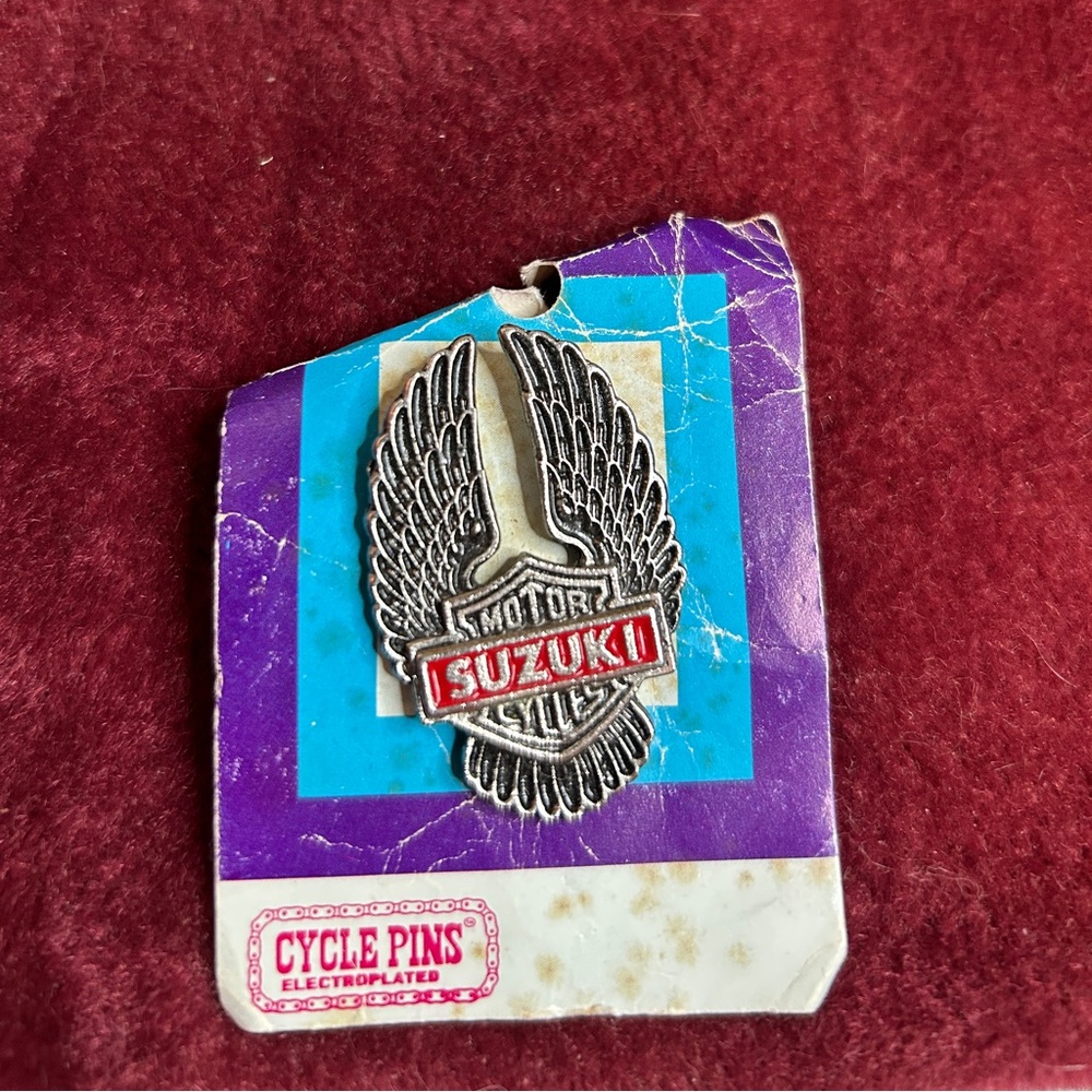 *RARE* SUZUKI MOTORCYCLES VINTAGE PIN CYCLE PINS 1970’s RARE PIN